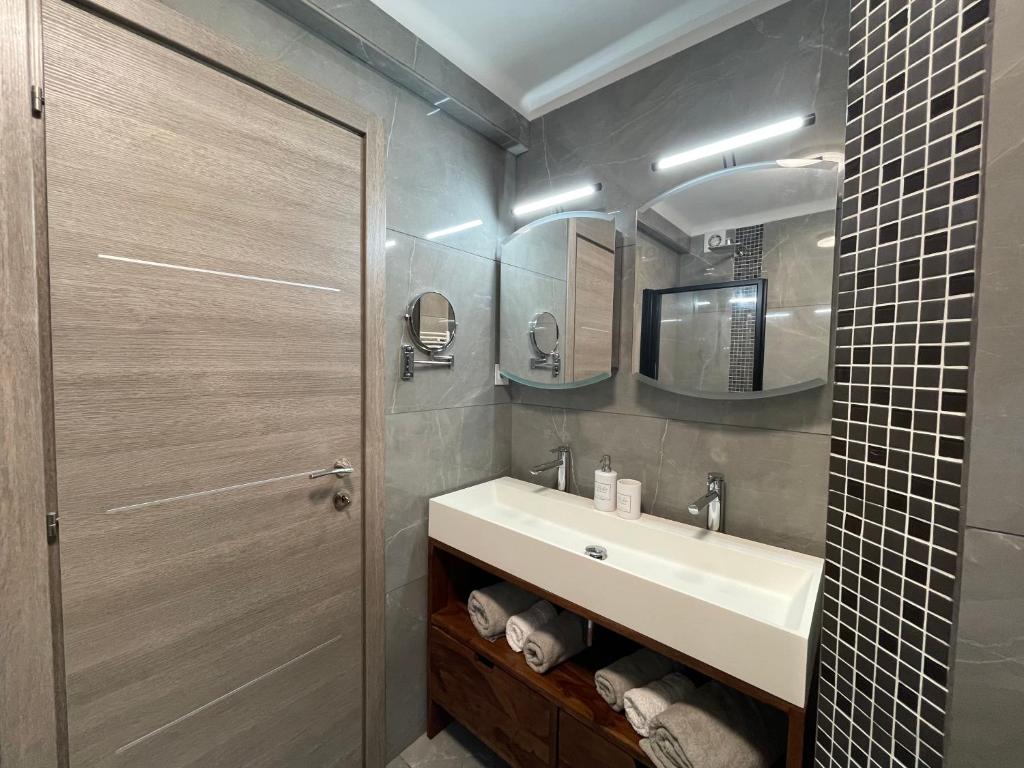 Modern bathroom with a cozy bathub
