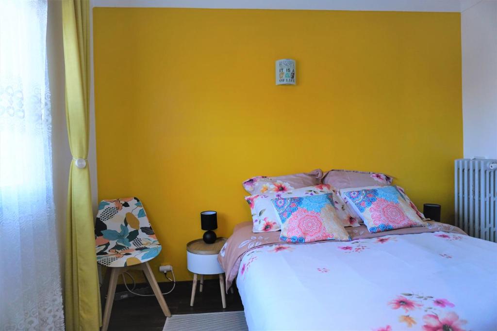 Cozy yellow bedroom in vacation apartment Antibes 2
